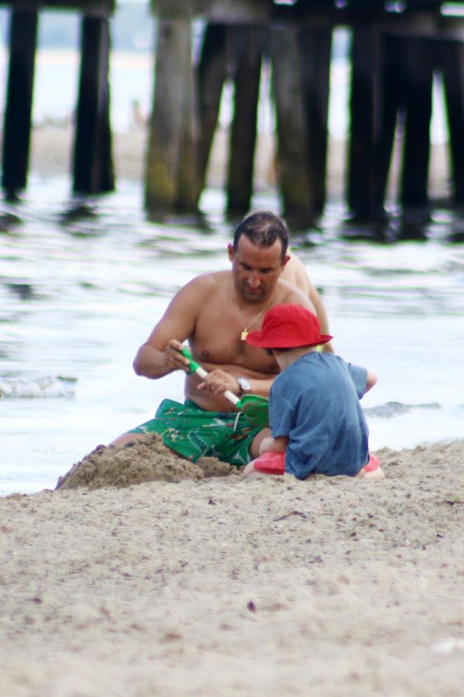 Michał Koterski na plaży z rodziną