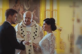 M jak miłość. Marcin (Mikołaj Roznerski), Iza (Adriana Kalska), ksiądz (ś.p. Maciej Damięcki)