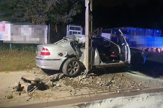 Zawinął się srebrnym bmw na betonowym słupie. Bez uprawnień i OC, ale za to z promilami i po skręcie