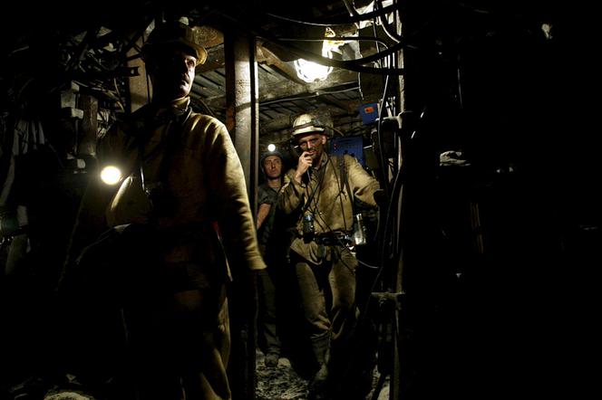 górnicy w kopalni