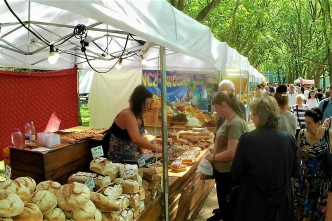 Długi weekend na Jasnych Błoniach. Jarmark Szczeciński przyciąga tłumy