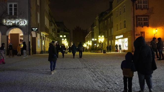 Świąteczne iluminacje w Olsztynie zachwycają. Prawdziwą „gwiazdą” jest choinka na starówce [ZDJĘCIA]