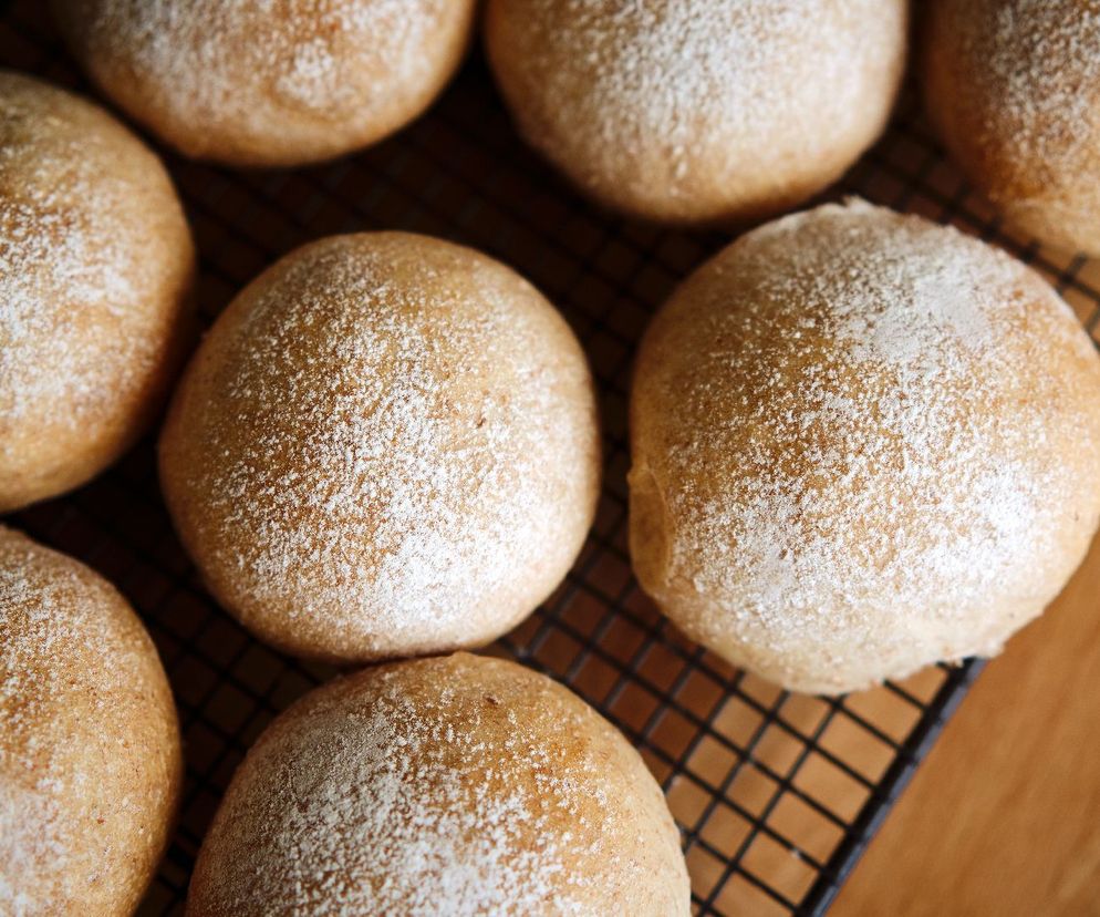 Domowe bułki razowe: sprawdzony przepis