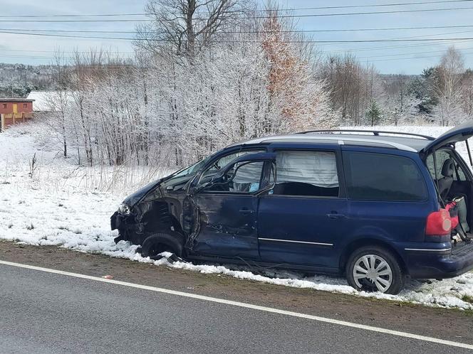 W Kuczowie ciężarówka zderzyła się z autem osobowym