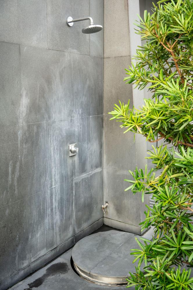 Prysznic w ogrodzie – maksymalny minimalizm
