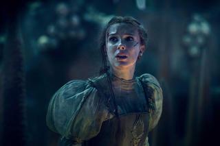 Millie Bobby Brown jako niepokorna księżniczka Disneya.