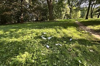 Dramat w parku w Pasłęku. Dwóch nastolatków ugodzonych nożem