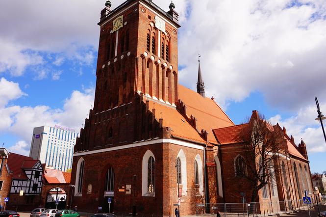Biją dzwony kościoła św. Katarzyny. Gdańsk solidarny z Paryżem