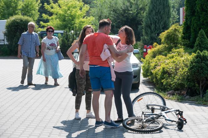 Na Wspólnej odc. 2953. Joanna Berg (Anna Cieślak), rowerzysta (Tomasz Nosiński), Kasia (Julia Chatys)