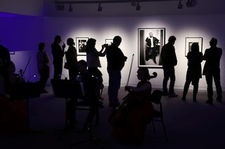 Stał się legendą modowej fotografii. Jego prace można zobaczyć w Polsce