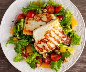 Sałatka z serem halloumi na sałacie: łatwy przepis na słońce na talerzu
