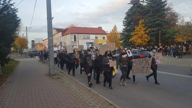 Strajk kobiet: „Chciałabym dokonać aborcji rządu”. Bełchatowianki OSTRO na ulicach miasta!