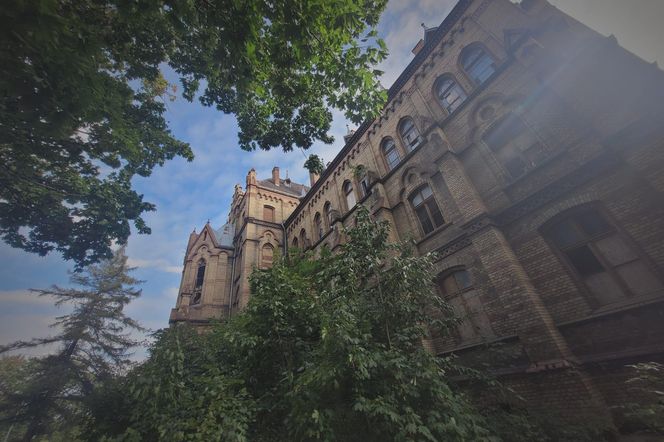 Wielki pałac na Dolnym Śląsku wciąż na sprzedaż. Nie ma ani jednego chętnego na zakup dawnego szpitala