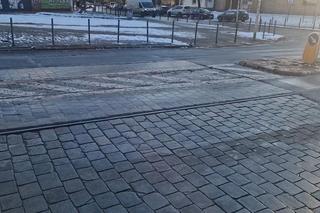 Dziury i zapadająca się kostka na ul. Gajowickiej we Wrocławiu. 5 lat temu Jacek Sutryk obiecywał remont