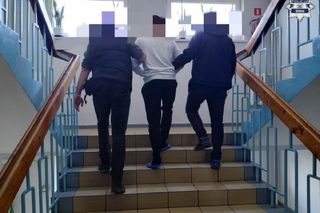 Pijany kierowca wjechał w blok i uciekł. Potem rozpętał awanturę