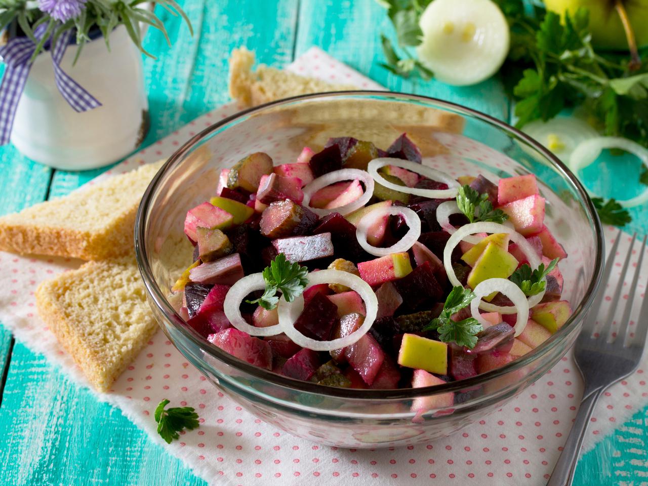 Sałatka śledziowa z marynowanymi śliwkami i grejpfrutem - oryginalny przepis