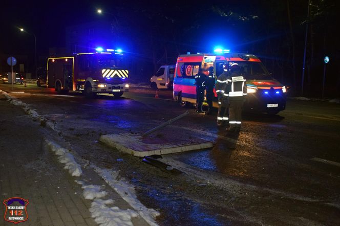 Tychy: Kompletnie pijany kierowca BMW skosił znaki drogowe i latarnię, a potem dachował