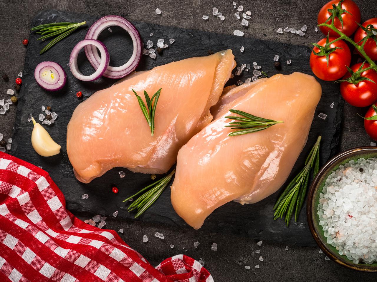 Pierś kurczaka zapiekana w bułce: obłędny sposób na filet drobiowy