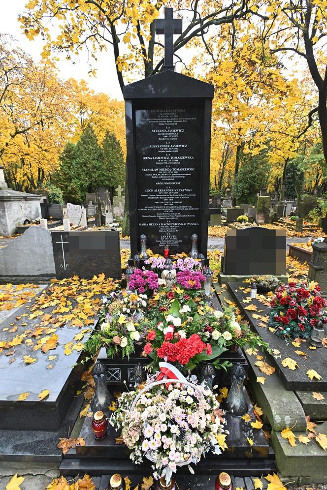 Grób Jadwigi Kaczyńskiej i symboliczny grób Lecha i Marii Kaczyńskich
