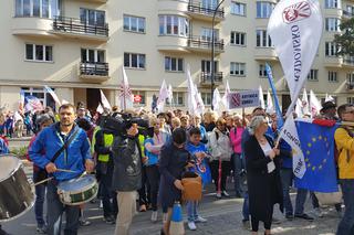 Warszawa zakorkowana przez protest rodziców i nauczycieli przed MEN-em