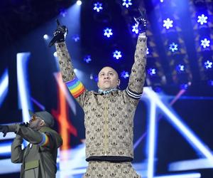 Black Eyed Peas z tęczowymi opaskami na scenie Sylwestra Marzeń. Ważny gest 