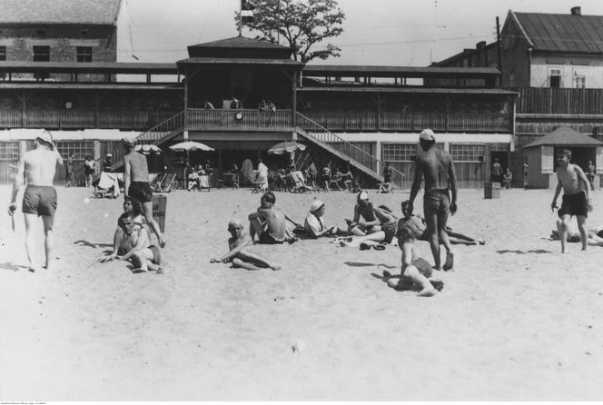 Plażowicze podczas wypoczynku. Zdjęcie zrobione w 1931 roku 
