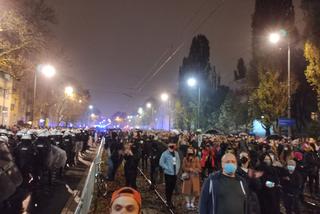 Warszawa: AKTUALIZACJA. Tłumy protestują na Żoliborzu. DOM KACZYŃSKIEGO OTOCZONY!