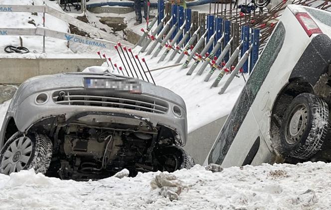 Samochody wleciały do wykopu na budowie metra