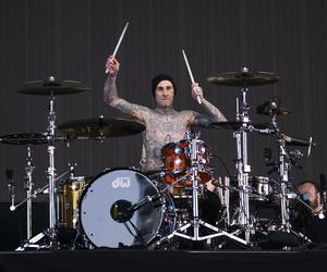 Travis Barker gra na bębnach w rytm bicia serca swojego nowo narodzonego syna! Posłuchaj szczególnego nagrania