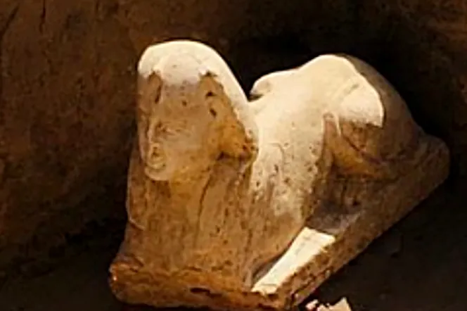 Dlaczego ten sfinks się uśmiecha? Najnowsze odkrycie archeologiczne w Egipcie