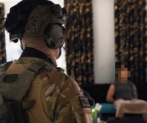 Starnowali bramę samochodem pancernym, obok lądował śmigłowiec z antyterrorystami. Spektakularna akcja policji na Mazowszu