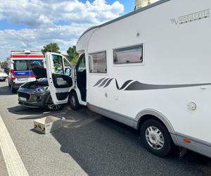 Koszmarny wypadek w kierunku Marek. Kobieta z obrażeniami klatki piersiowej trafiła do szpitala