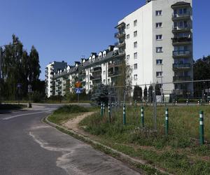 Najwęższy blok w Warszawie stoi na Białołęce. Wygląda jak naleśnik