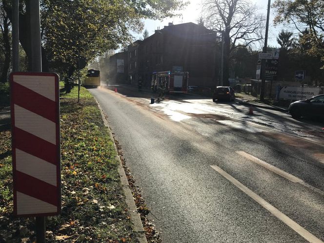 Na drogę wylało się paliwo. Gigantyczne utrudnienia w Rudzie Śląskiej