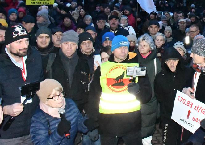 Ogromny protest pod urzędem miasta w Piotrkowie! Ludzie nie wytrzymali podwyżek [ZDJĘCIA]