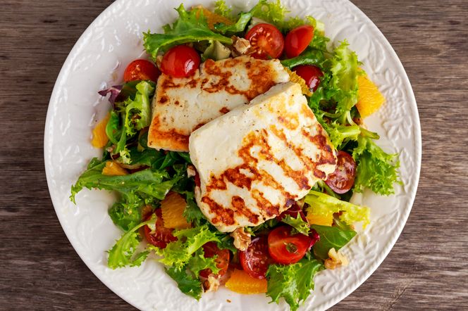 Sałatka z serem halloumi i pomarańczami na sałacie: łatwy przepis na słońce na talerzu
