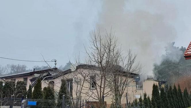 Ogromny pożar pod Płockiem! Nie żyje kobieta. Kilka innych osób uratowanych. W domu wybuchł gaz?