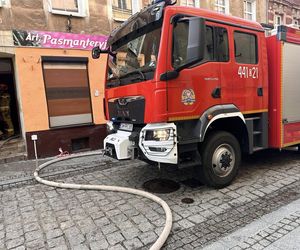 Pożar w Jaworze. Strażacy i policjanci uratowali mężczyznę z zadymionego mieszkania