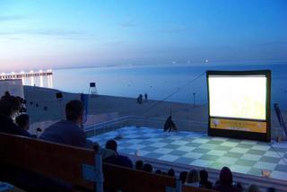 Seanse filmowe na plaży. Startuje Kino Letnie w Orłowie