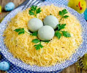 Ptasie gniazdko: pyszna warstwowa sałatka drobiowa na Wielkanoc