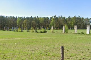 Największa kolekcja muru berlińskiego jest pod Wrocławiem. Na polu ustawiono kilkadziesiąt żelbetowych płyt z NRD