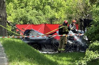 Auto uderzyło w drzewo i stanęło w płomieniach. Spłonęły trzy osoby!