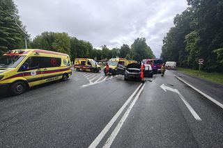 Dwa auta, w tym nieoznakowany radiowóz, zderzyły się pod Bydgoszczą. Sześć osób trafiło do szpitali