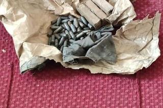 Pistolet maszynowy ukryty w centrum Tarnowa. Obok magazynek i amunicja