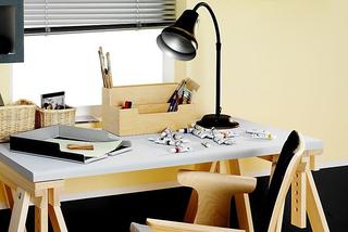 Wyposażenie pokoju ucznia, artystów i gabinetu: lampka na biurko