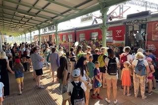 Wycieczka pociągiem czytelników Sądeckiej Biblioteki Publicznej i spotkanie z autorami książek w Piwnicznej 