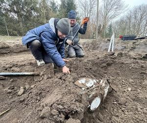 Budowali drogę, odkryli skarb! Niemcy ukryli te przedmioty prawie 80 lat temu