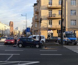 Warszawa. Dwa wypadki na skrzyżowaniu Grójeckiej i Wawelskiej. Autobus zderzył się z pojazdem wojskowym [ZDJĘCIA].