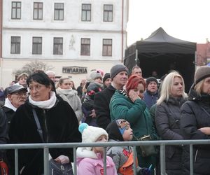 Na rynku w Tarnowie trwa koncert 33. Finału Wielkiej Orkiestry Świątecznej Pomocy. Tak bawią się mieszkańcy miasta