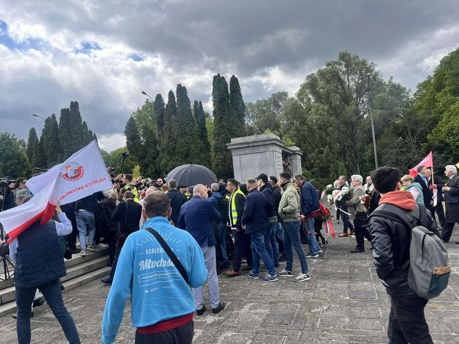 Protest na Cmentarzu Mauzoleum Żołnierzy Radzieckich w Warszawie (9.05.2025)